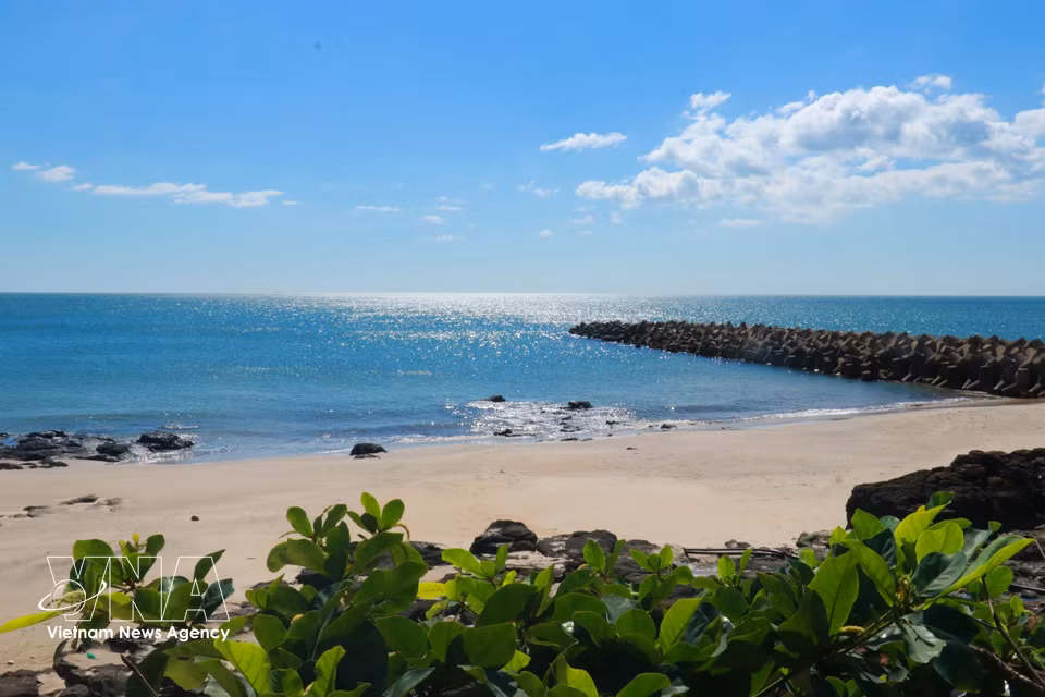 Blue waters, white sands and natural rocky outcrops give Cua Tung Beach its distinctive charm. (Photo: VNA)