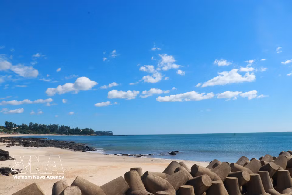 Blue waters, white sands and natural rocky outcrops create Cua Tung’s distinctive charm. (Photo: VNA)
