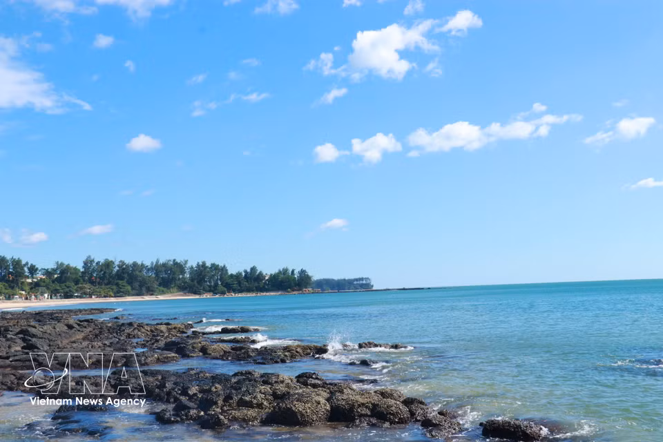 Cua Tung Beach resembles a secluded bay, shaped by geological formations with two submerged rocky outcrops extending into the sea. (Photo: VNA)