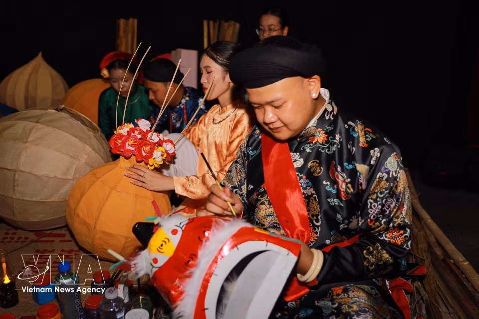 Young people stage interactive performances, bringing Mid-Autumn toys into a contemporary creative space. (Photo: VNA)
