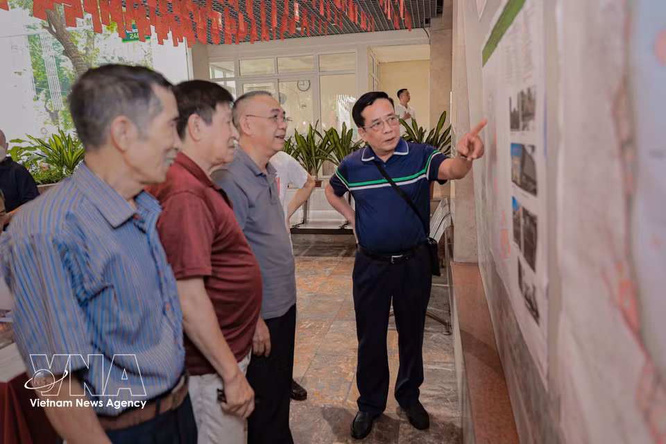 Many residents welcome the city’s public consultation on the planning proposal, hoping that the renovation and restructuring of the Hoan Kiem Lake area will create a new appearance while preserving the capital’s cultural heritage values. (Photo: Phan Phuong/VNA)