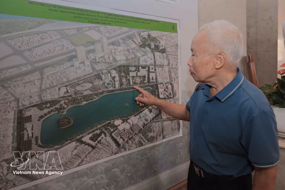 Residents carefully review the contents of the proposed plan and provide feedback. (Photo: Phan Phuong/VNA)