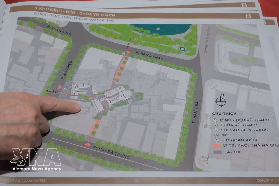 Residents show strong interest, actively contribute opinions and express broad support for the proposed adjustments to the planning of Hoan Kiem Lake and surrounding areas. (Photo: Phan Phuong/VNA)