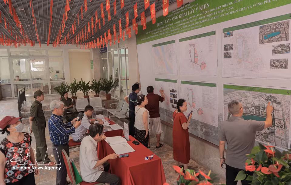 Many residents visit the Hoan Kiem ward People’s Committee office at 126 Hang Trong Street to provide feedback on the partial adjustment plan for the urban planning scheme of the Hoan Kiem Lake area and surrounding areas. (Photo: Phan Phuong/VNA)