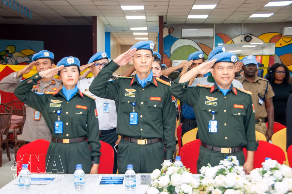 Vietnamese peacekeepers have continued to contribute to UN peacekeeping missions, bringing their professional expertise and sense of responsibility to the field. In the photo: Three Vietnamese police officers serving with the UN peacekeeping mission in South Sudan receive UN Peacekeeping Medals in October 2023. (Photo: VNA)