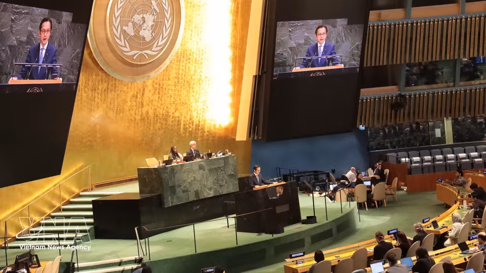 On September 4, 2026, the UN General Assembly adopted the resolution “International Decade of Culture for Sustainable Development (2027-2036)”, proposed and promoted by Vietnam together with a core group comprising Cyprus, Italy, Laos, Qatar and Saint Kitts and Nevis. In the photo: Ambassador Do Hung Viet, Permanent Representative of Vietnam to the United Nations, introduces the resolution. (Photo: VNA)