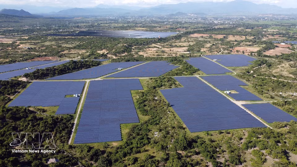 Energy transition and renewable energy development are important steps towards cutting emissions, protecting the environment and advancing sustainable development. In the photo: Phuoc Thai solar power complex in Khanh Hoa province. (Photo: Huy Hung - VNA)