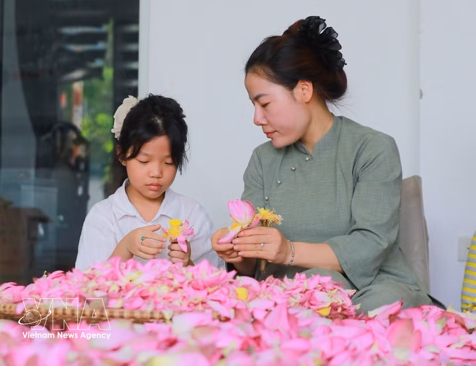 The lotus tea-scenting craft in Quang An boasts a long-standing history, passed down through generations and executed entirely by hand. (Photo: VNA)
