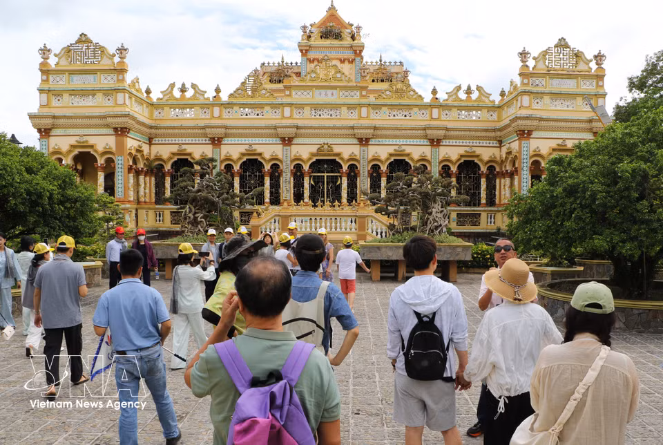 Tourists visit Vinh Trang Pagoda. (Photo: VNA)