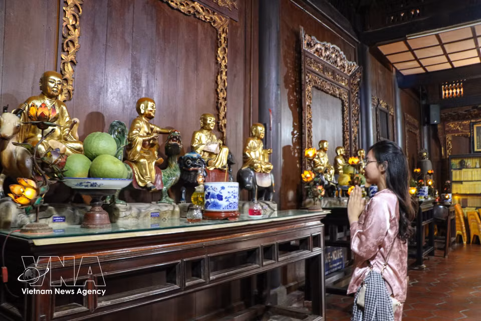 Pilgrims visit Vinh Trang Pagoda. (Photo: VNA)