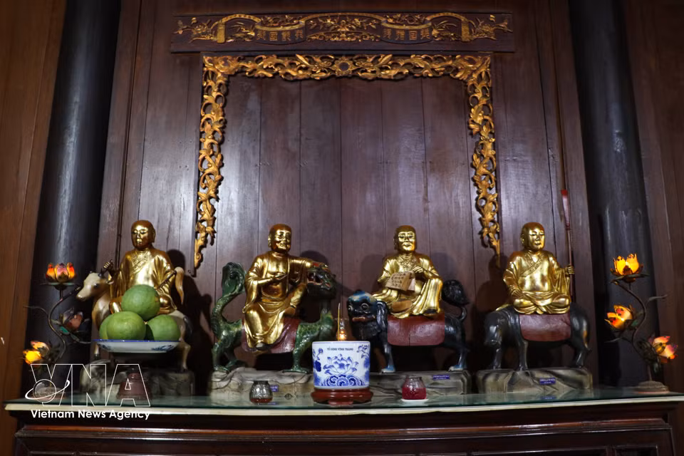 Ancient statues inside Vinh Trang Pagoda. (Photo: VNA)