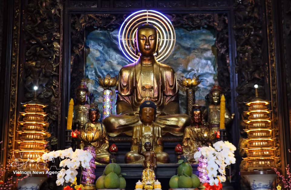 Statues inside the main sanctuary of Vinh Trang Pagoda. (Photo: VNA)