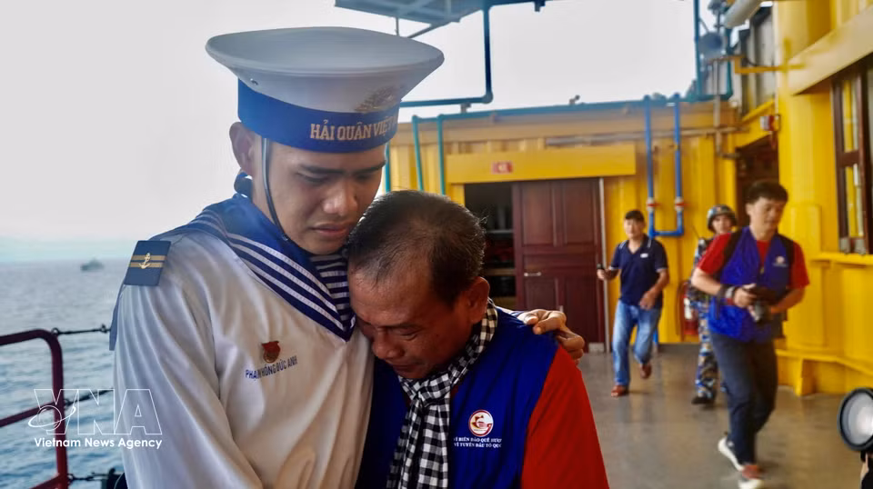Soldier Pham Hong Duc Anh and his father, Pham Hong Diem from Phu My ward, Ho Chi Minh City, are moved to tears as they reunite on the DK1/10 platform. (Photo: VNA)