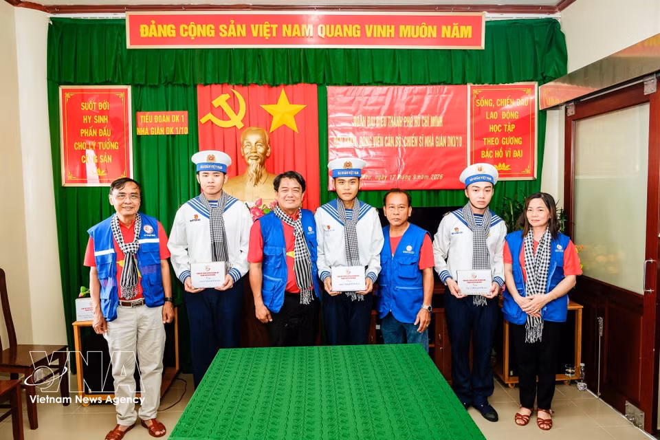 Representatives of the Ho Chi Minh City delegation present gifts to parents and soldiers serving on the DK1/10 platform. (Photo: VNA)