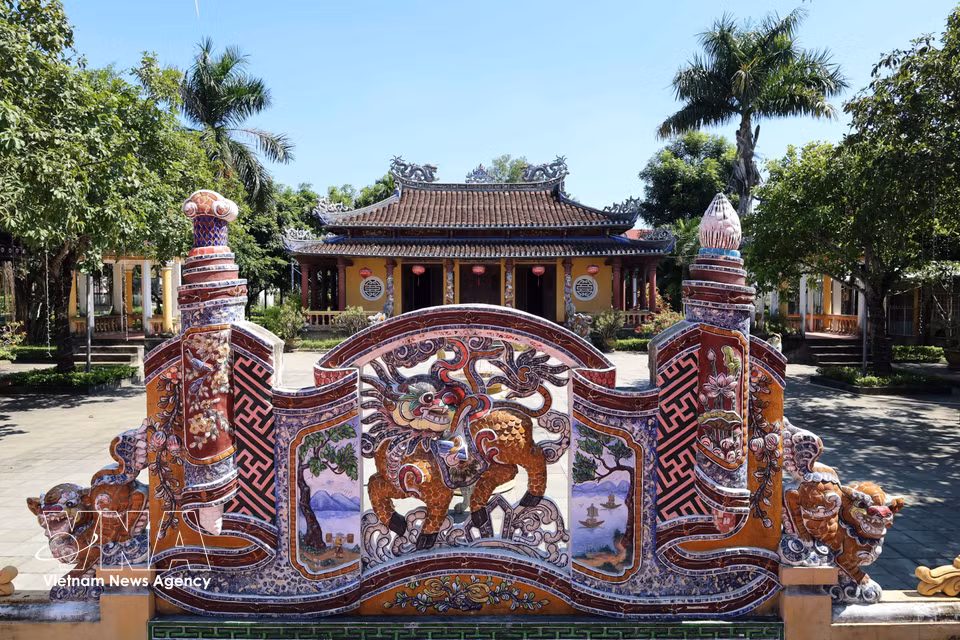 An intricately decorated porcelain-and-ceramic mosaic screen at the Van Thanh - Khong Mieu Architectural and Artistic Heritage Site. (Photo: VNA)