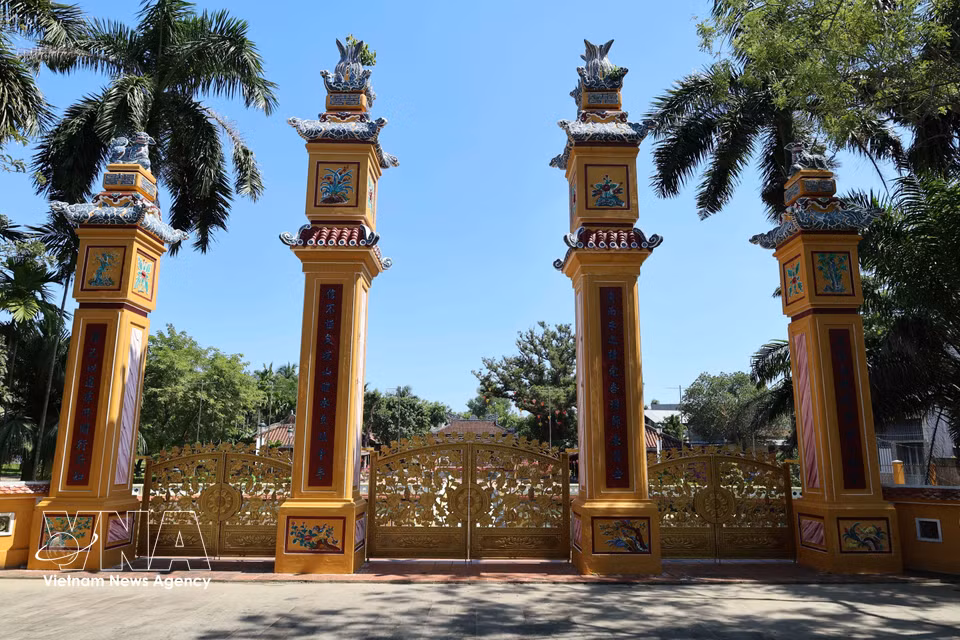 The three-entrance gate with four pillars at the Van Thanh - Khong Mieu Architectural and Artistic Heritage Site in Ban Thach ward, Da Nang. (Photo: VNA)