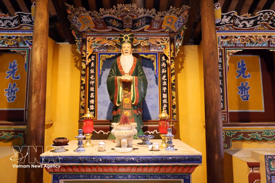 A statue of Confucius at the Van Thanh - Khong Mieu National-level Architectural and Artistic Heritage Site in Ban Thach ward, Da Nang city. (Photo: VNA)