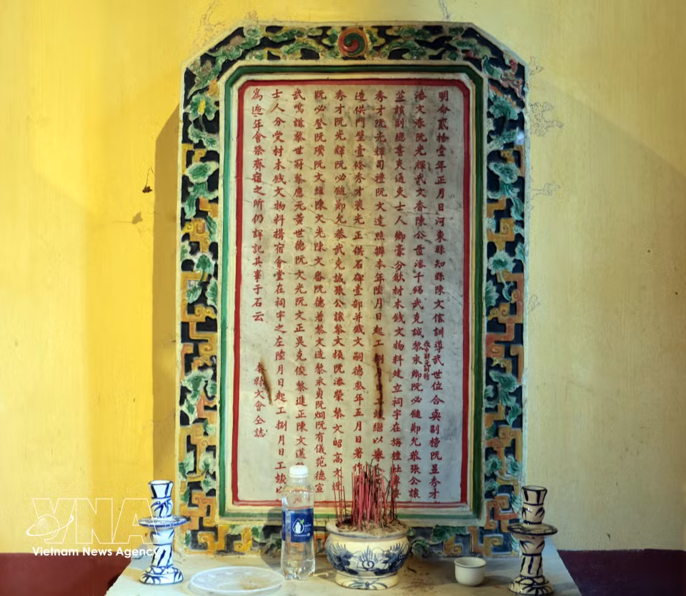 An ancient stele preserved at the Van Thanh - Khong Mieu National-level Architectural and Artistic Heritage Site in Ban Thach ward in Da Nang. (Photo: VNA)