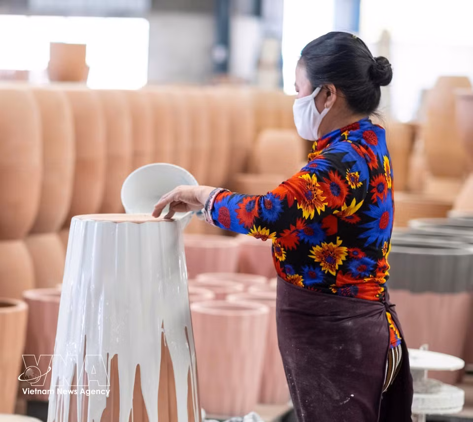 Pottery manufacturing at a factory owned by Phuoc Du Long Co., Ltd. (Photo: VNA)