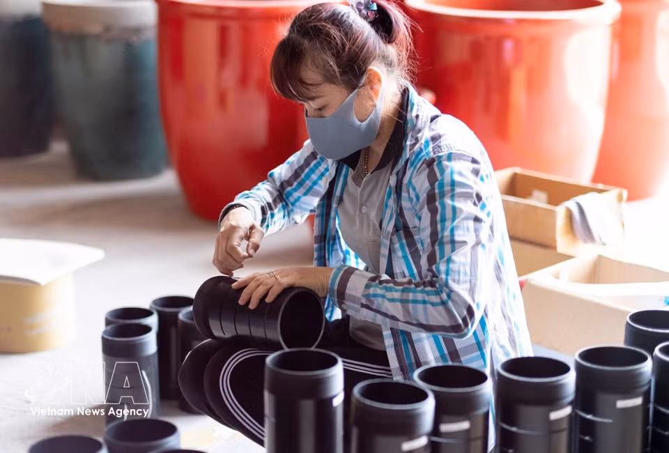 Traditional pottery patterns continue to be preserved and developed amid modern urban life. (Photo: VNA)