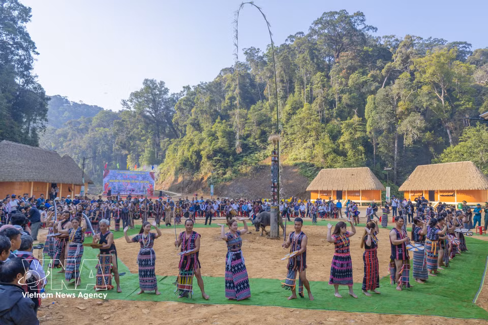 A solemn yet lively atmosphere at the New Year forest worship ritual in Hung Son commune, a distinctive cultural tradition of the Co Tu ethnic people that helps raise awareness of natural resource conservation. (Photo: VNA)