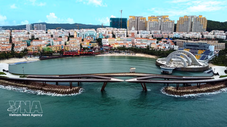 Phu Quoc’s Kiss Bridge creates a striking landmark amid the island’s seascape and the urban and tourism complex in southern Phu Quoc. (Photo: VNA)