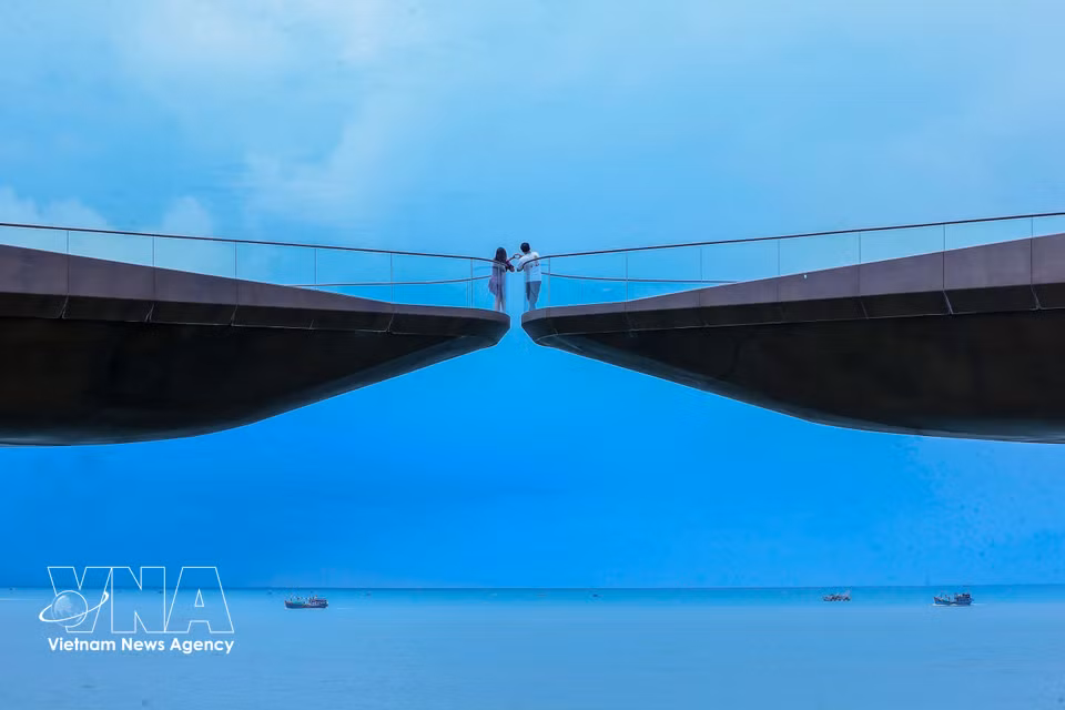 Tourists check in at Phu Quoc’s Kiss Bridge. (Photo: VNA)