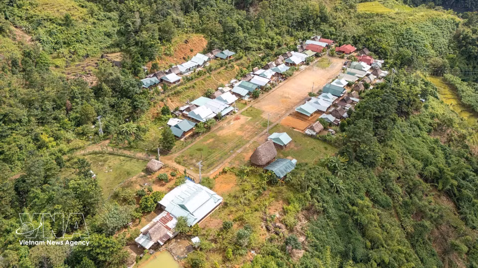 A remote community far from the commune centre faces difficulties in attracting investment, developing forest-based agriculture and trading goods. (Photo: VNA)