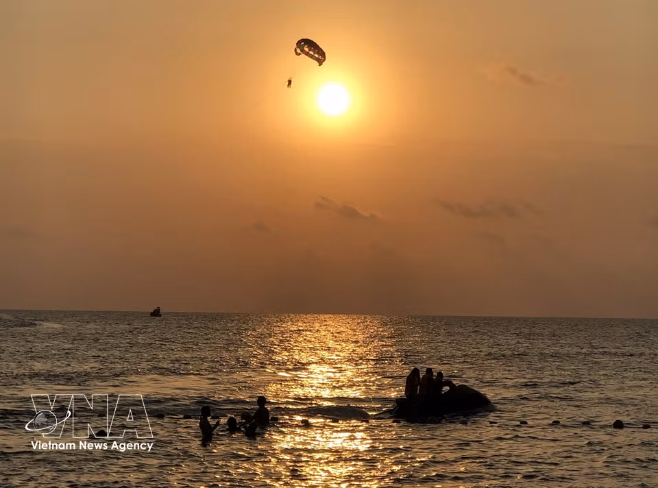 Sunset over Phu Quoc Island. (Photo: VNA)