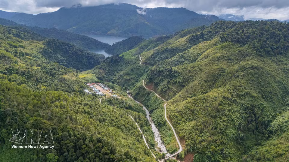 Despite its extensive green cover, western Da Nang still faces transport challenges that hamper the movement of agricultural produce. (Photo: VNA)