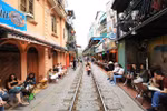 Tours of coffee shops along Hanoi train street prohibited