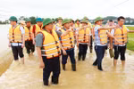 Prime Minister Pham Minh Chinh inspects the floods in Van Ha commune of Viet Yen township in the northern province of Bac Giang. (Photo: VNA) 