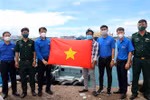 National flags presented to fishermen in Binh Thuan