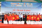 Binh Thuan’s fishermen given national flags, life jackets