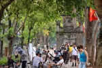The pedestrian street around Hoan Kiem Lake is a popular destination, drawing both domestic and international visitors. (Photo: VNA)