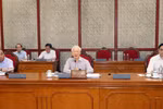 Party General Secretary Nguyen Phu Trong (C) speaks at Politburo meeting (Photo: VNA)