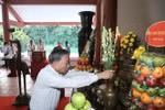 Party General Secretary To Lam offers incense in memony of late President Ho Chi Minh in Ca Mau on November 16. (Photo: VNA)