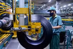 The post product inspection process at a factory of Da Nang Rubber JSC. Support policies are necessary to achieve the GDP target of 7% for the whole year. (Photo: VNA)