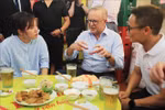 Australian PM savours Vietnamese foods, drinks locally brewed beer