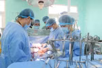 Doctors from the Hue Central Hospital in Thua Thien-Hue province instruct an organ transplant from a brain-dead donor at the Vietnam-Sweden Hospital in Uong Bi city, Quang Ninh province. (Source: VNA)