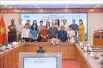 Delegates and winners of the 5th "De Men Awards for Children" at the presentation ceremony in Hanoi on May 29. (Photo: VNA)
