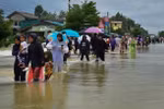 People wade through flood water in Narathiwat province of Thailand. (Photo: Getty Images/VNA)