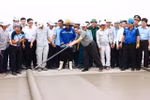 PM Pham Minh Chinh joins workers at the Long Thanh International Airport project in Dong Nai province on September 24. (Photo: VNA)