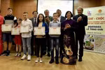 Vietnamese Ambassador to Hungary Nguyen Thi Bich Thao (front, first, right) and President of the Vietnamese Women’s Union in Hungary Dr. Pham Bich Thien (front, first, left) present certificates of merit to winners of the contest (Photo: VNA)