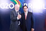 Prime Minister Pham Minh Chinh (right) and Brazilian President Luiz Inácio Lula da Silva. (Photo: VNA)