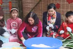 2,000 chung cakes sent to kids in mountainous areas ahead of Tet