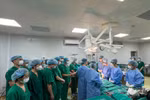 Before the surgery to take organs, the medical staff take a minute of silence to express gratitude, and say goodbye to the young donor. (Photo: VietnamPlus)