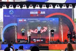Male athletes with best performance at the 2024 VinFast IRONMAN 70.3 Vietnam receive awards. (Photo: VNA broadcasts)