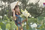 Hanoians enchanted by white lotus flowers