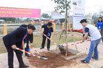 Youths plant trees to show Vietnam-China “forever green” amity